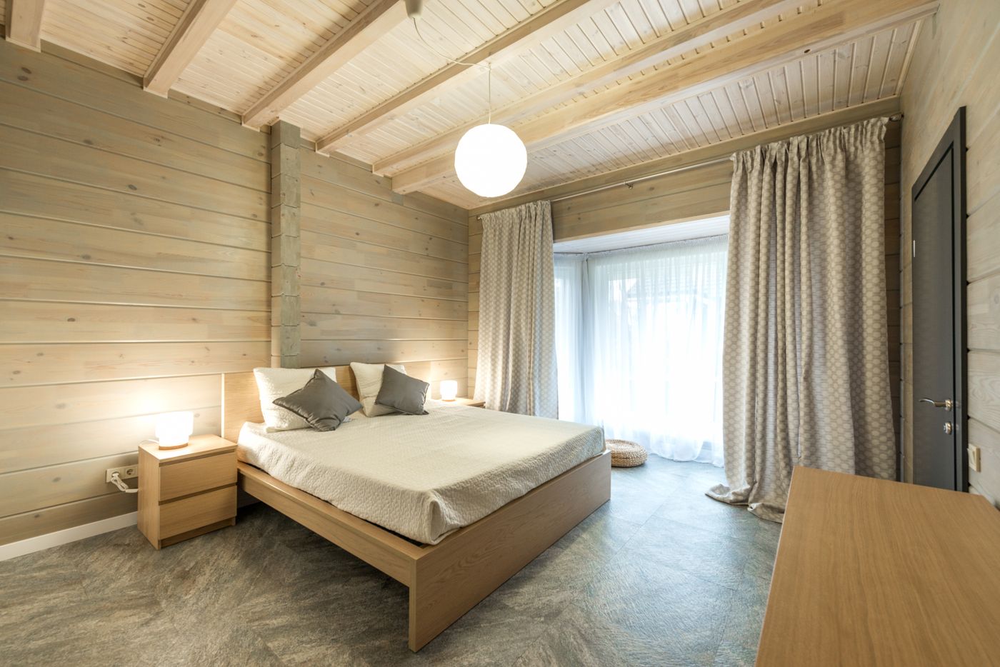 Dormitorio reformado con cabecero de madera